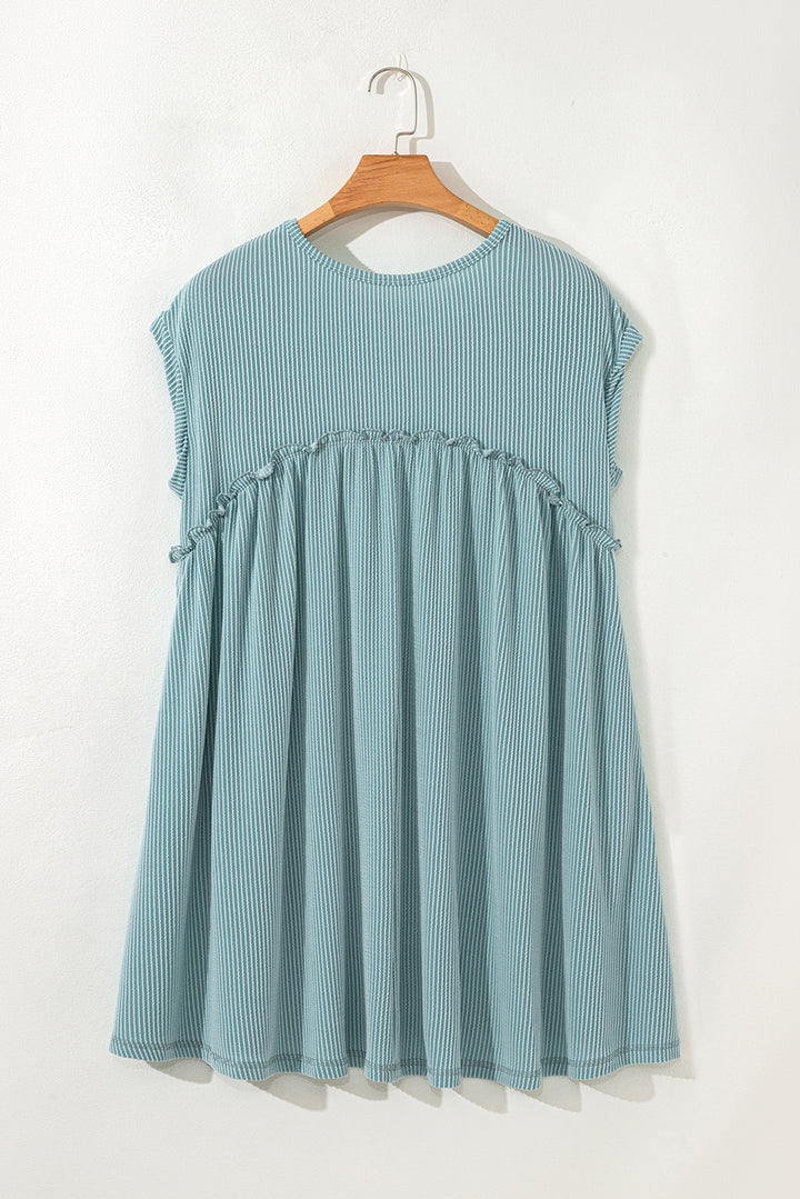 Strukturiertes Swing-Minikleid aus Kordelstrick mit aufgesetzten Taschen, Rüschen und Taschen