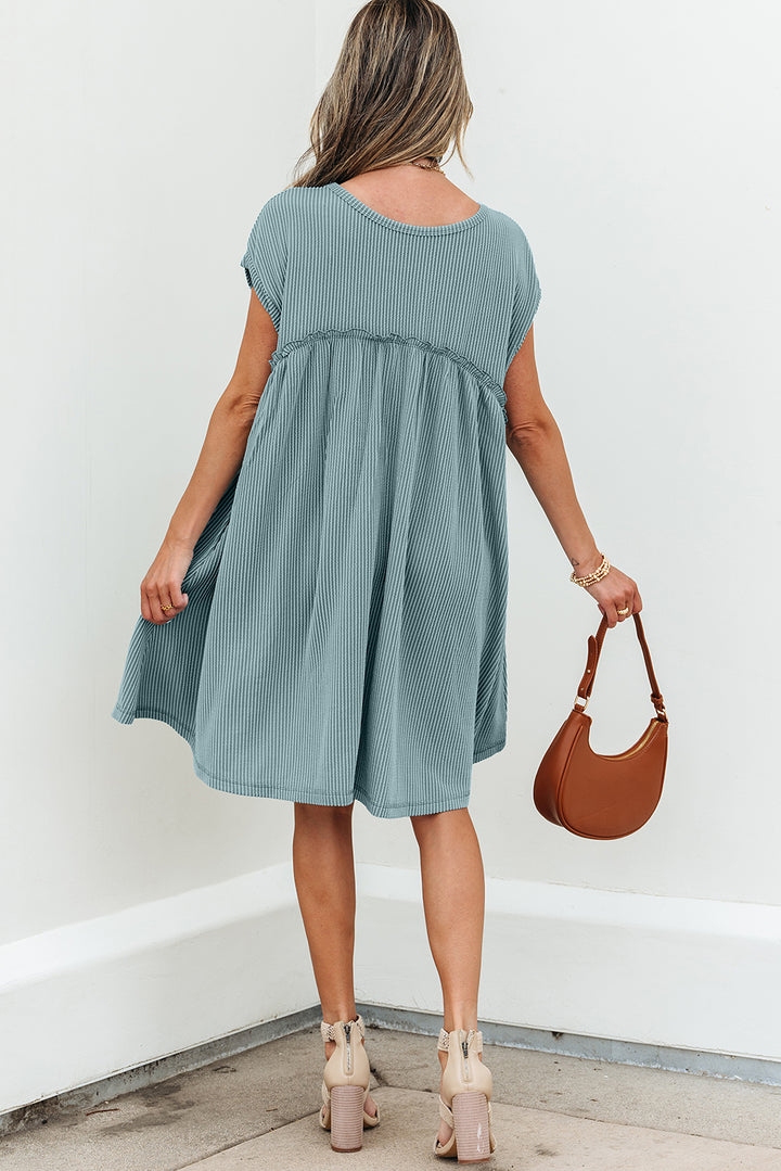 Strukturiertes Swing-Minikleid aus Kordelstrick mit aufgesetzten Taschen, Rüschen und Taschen