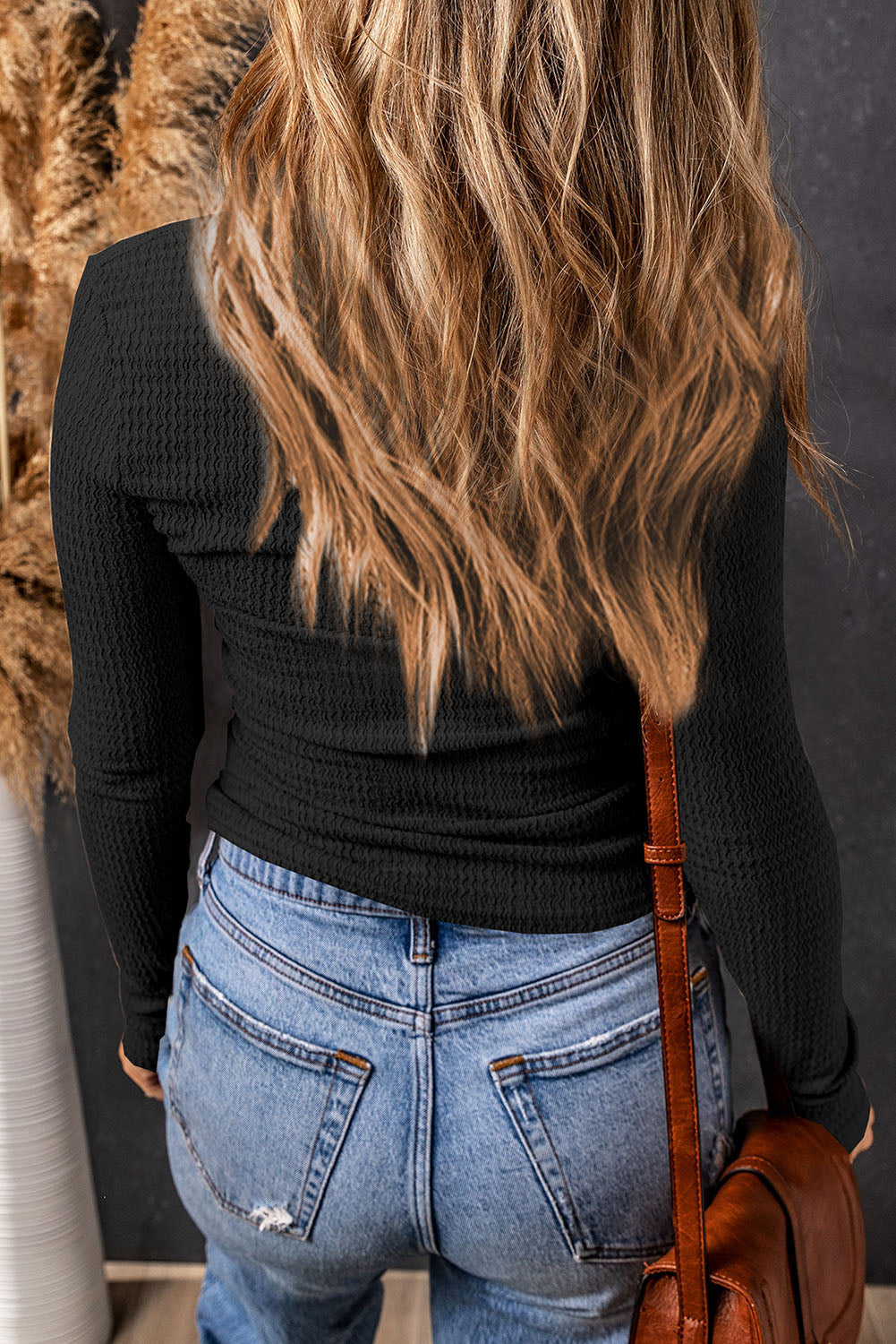 Schwarzes, strukturiertes, langärmliges, schmales, einfarbiges Oberteil mit V-Ausschnitt und verdrehter Vorderseite