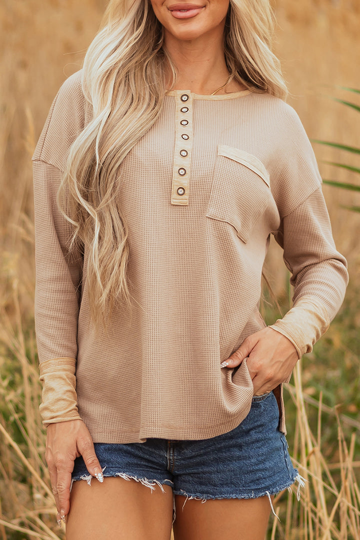 Khakifarbenes Henley-Top aus Baumwolle mit Waffelstruktur und Farbblockdesign