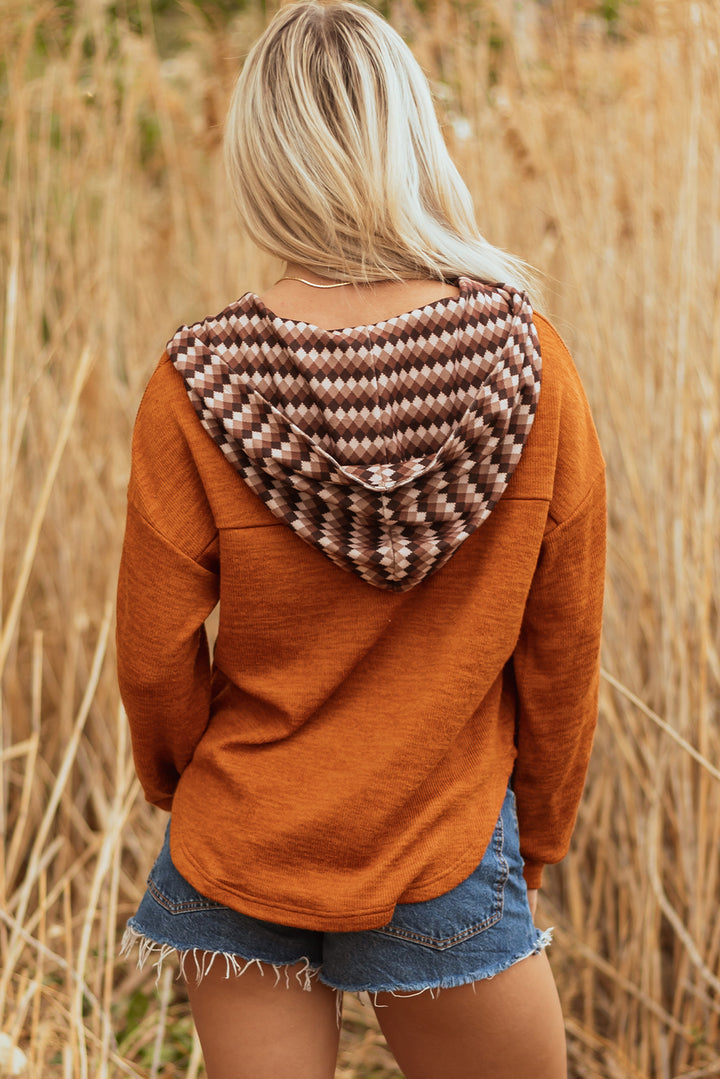 Strohgelbes Henley-Top mit Kontrast-Karomuster und Kapuze, Patchwork-Brusttasche