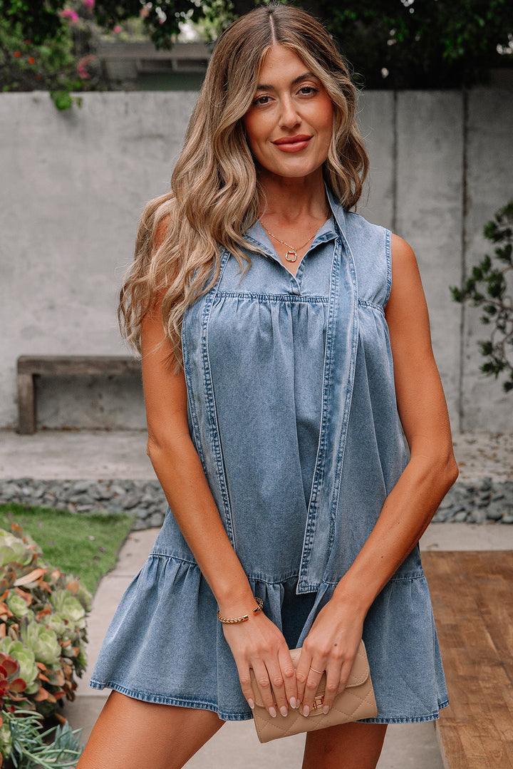 Ärmelloses Chambray-Kleid mit Rüschen und Schleife am Hals