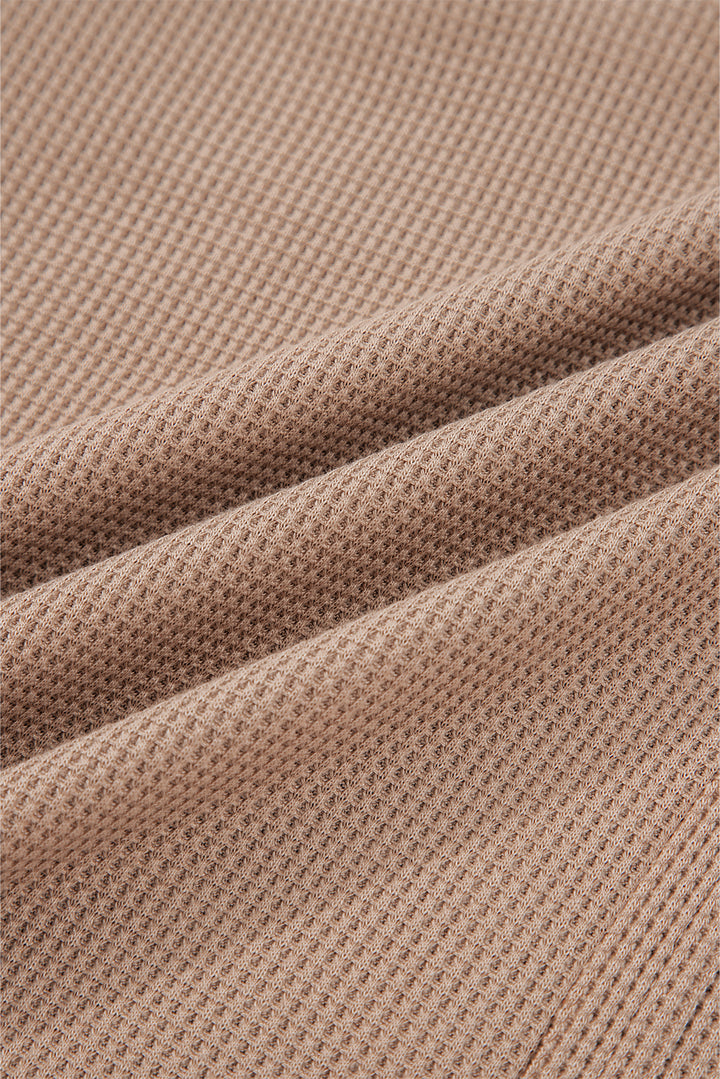 Strohgelbes Henley-Stricktop mit Waffelstreifen und Karomuster