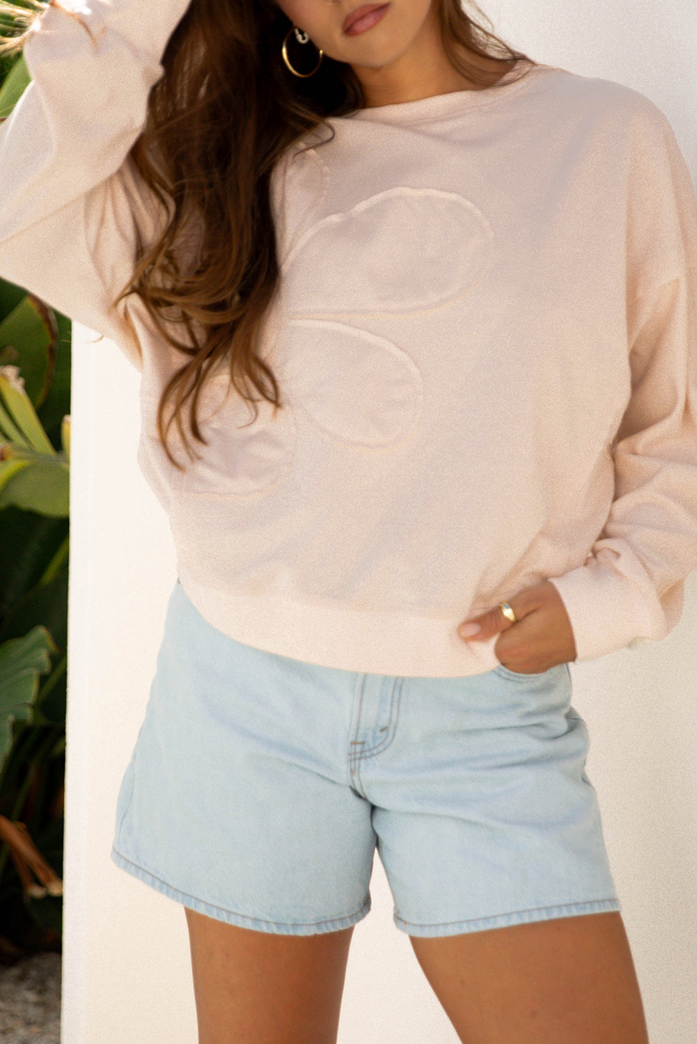 Lässiges Oberteil mit Blumenpatch und überschnittener Schulter