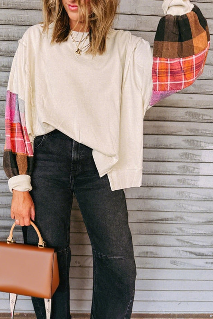 Beiges Patchwork-Oberteil mit kontrastierendem Karomuster und sichtbaren Nähten