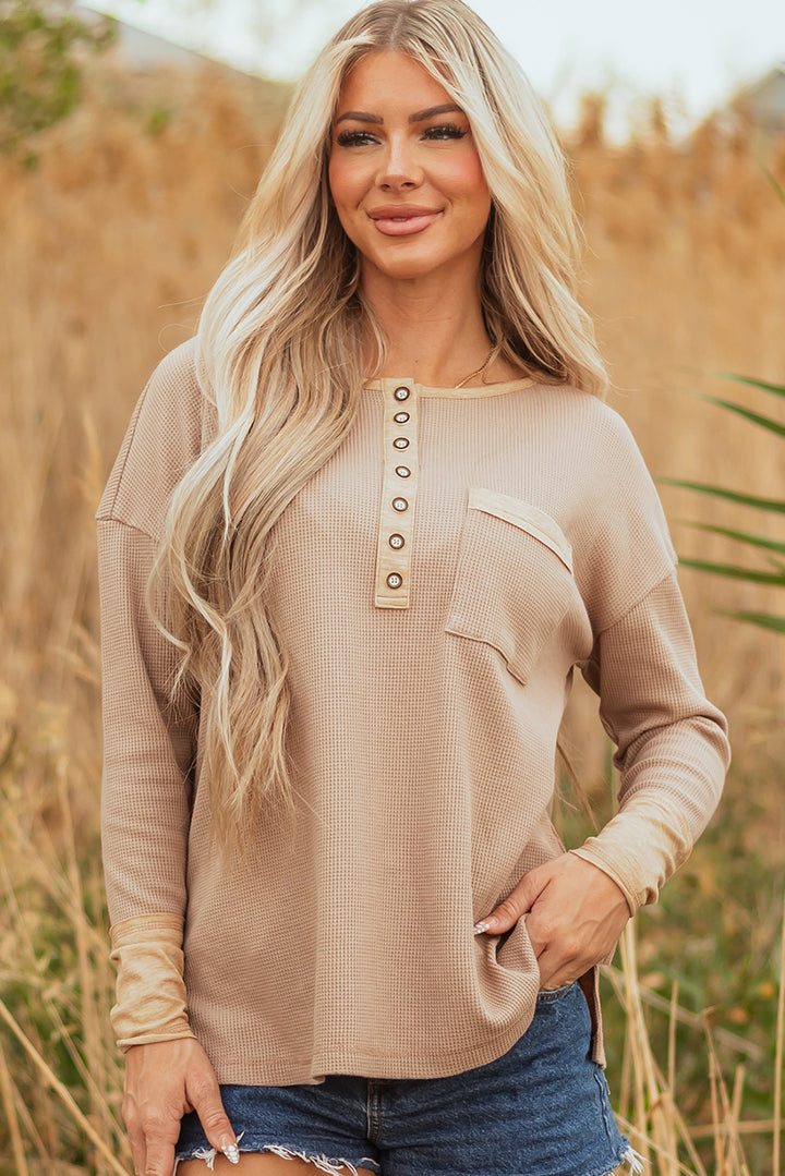 Khakifarbenes Henley-Top aus Baumwolle mit Waffelstruktur und Farbblockdesign