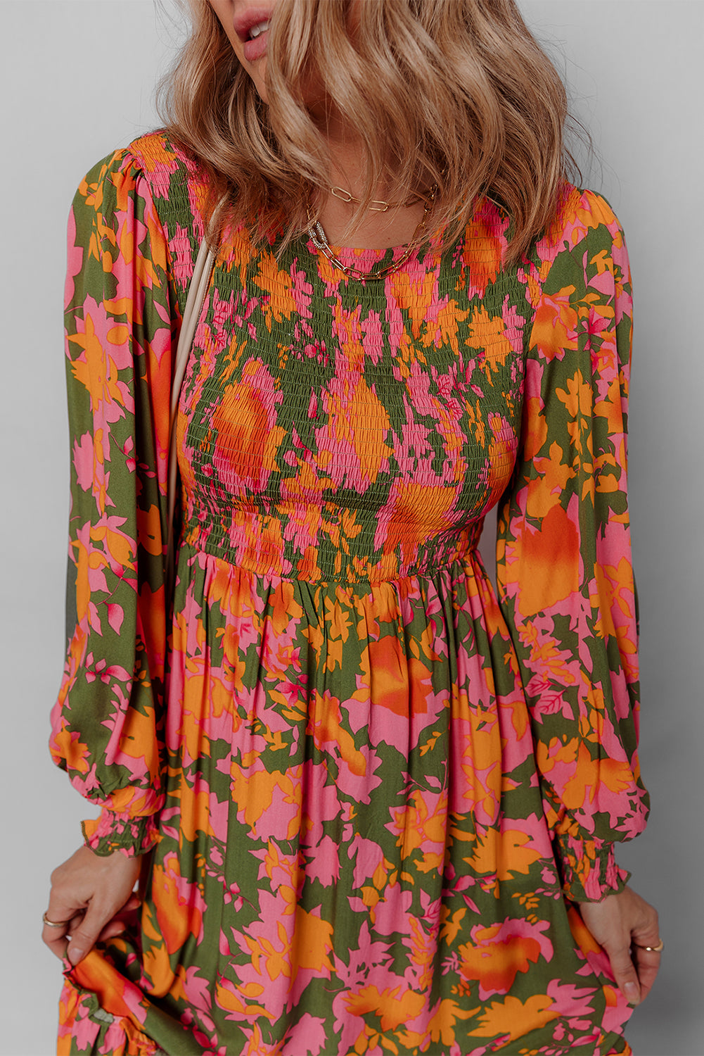 Langes Kleid mit Blumenmuster, Puffärmeln, gesmoktem Oberteil und Rüschen