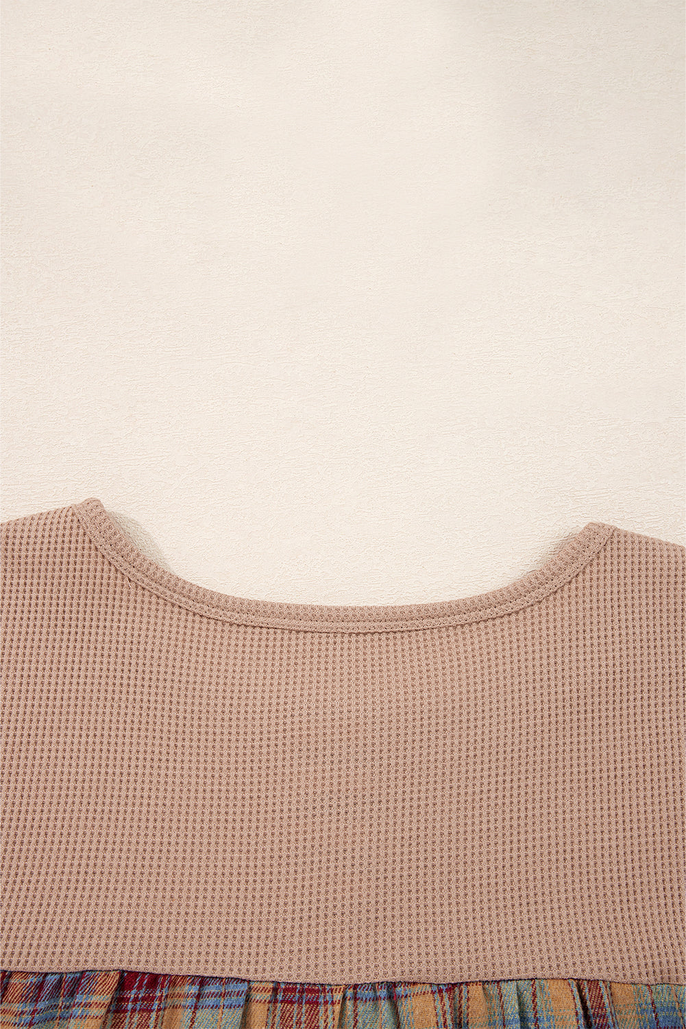 Strohgelbes Henley-Stricktop mit Waffelstreifen und Karomuster