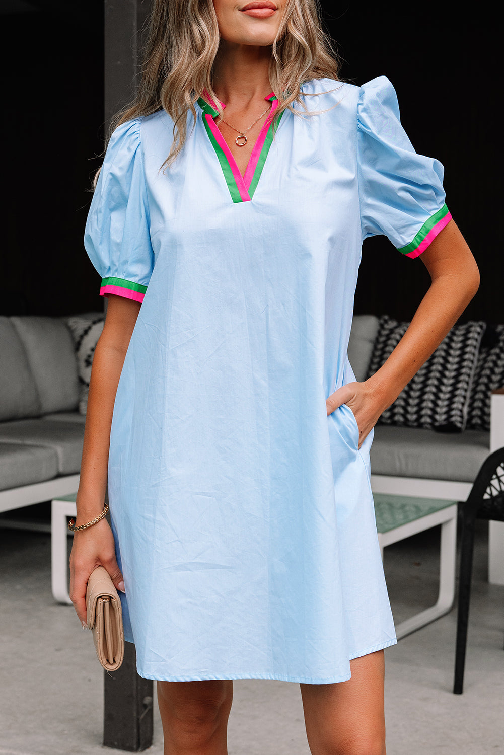 Mini-robe à rayures contrastées, col en V cranté et manches bouffantes