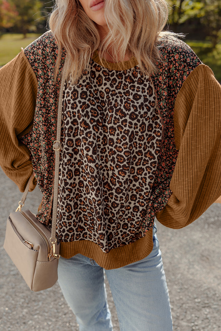 Brauner, lockerer Pullover mit geripptem Patchwork und Puffärmeln im Leoparden-Blumenmuster