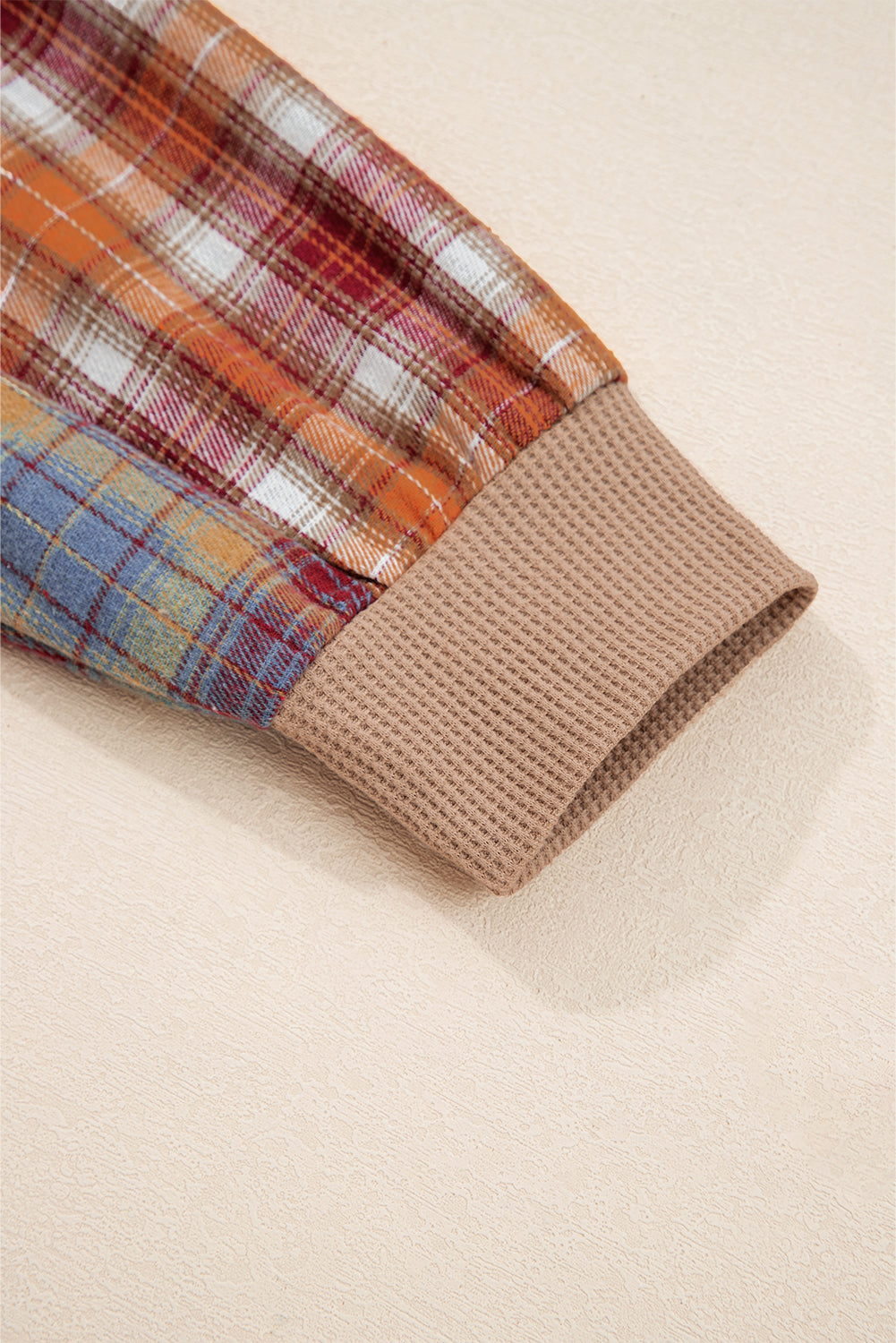 Strohgelbes Henley-Stricktop mit Waffelstreifen und Karomuster