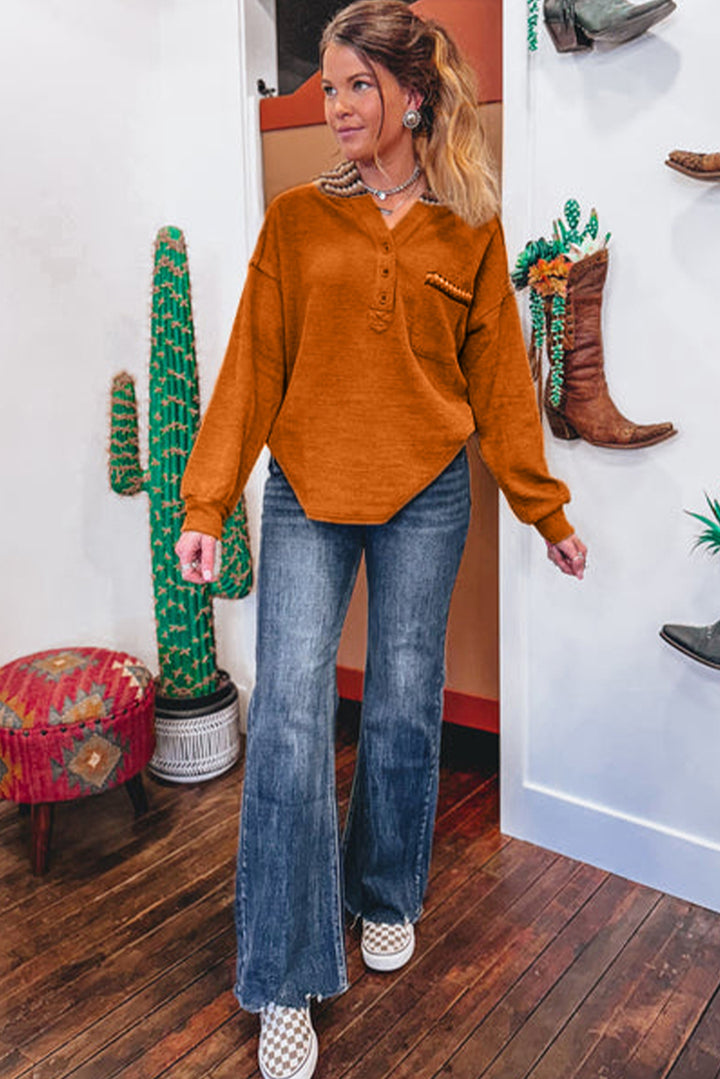 Strohgelbes Henley-Top mit Kontrast-Karomuster und Kapuze, Patchwork-Brusttasche