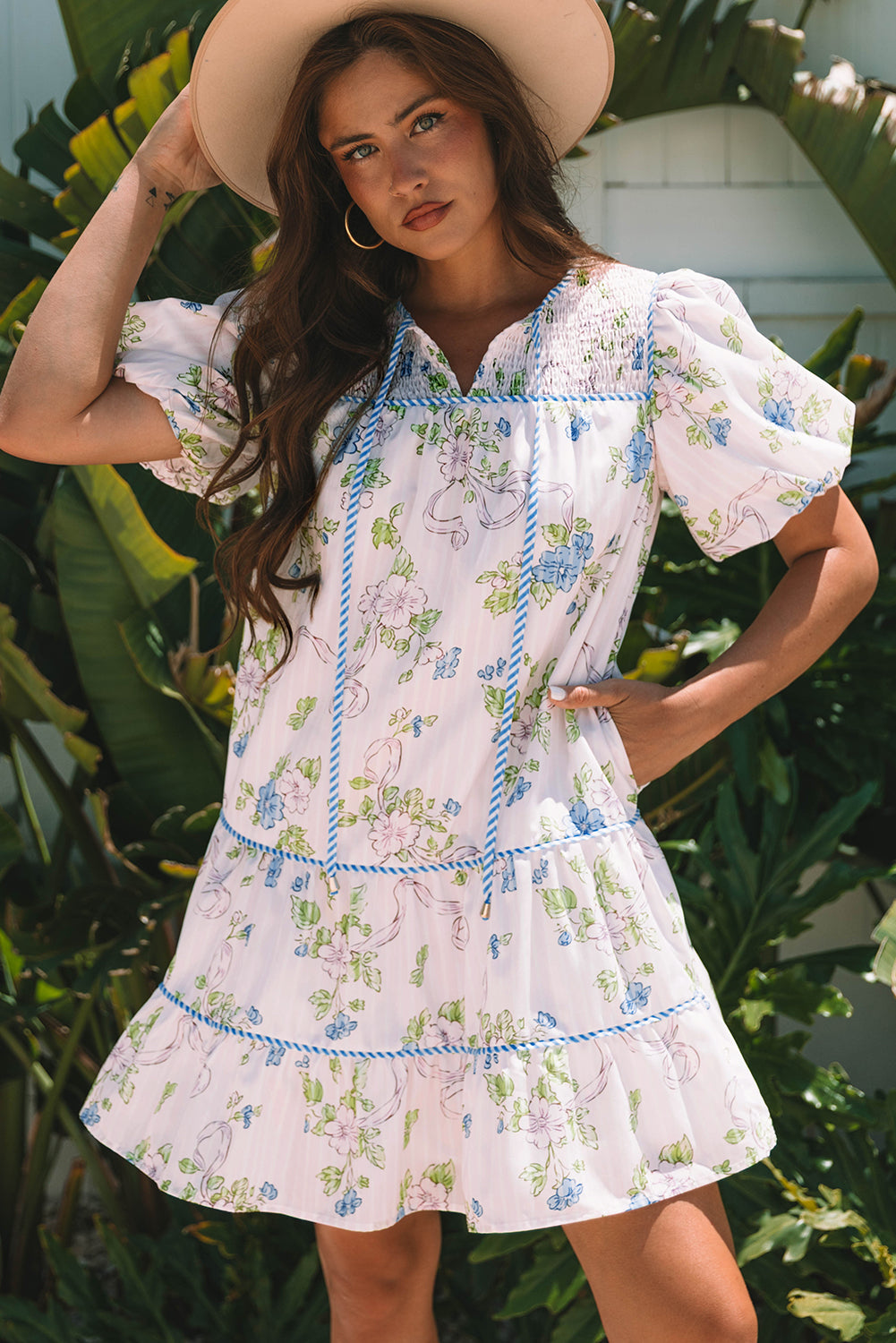 Minikleid mit Blumenmuster, Kontrastbesatz, Krawatte und Schlitz am Ausschnitt