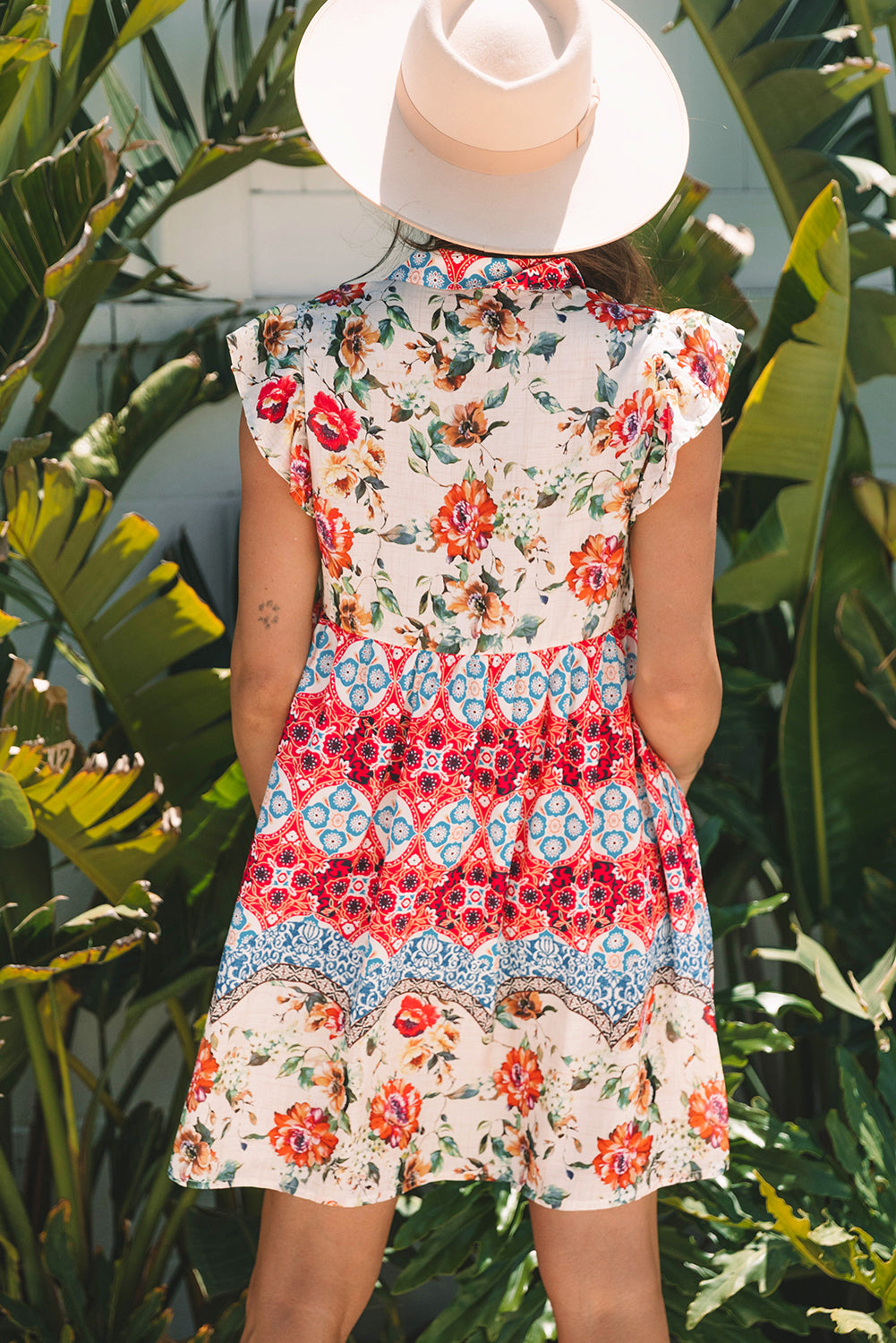 Kleid mit Blumenmuster, Rüschen und Flatterärmeln und Knöpfen