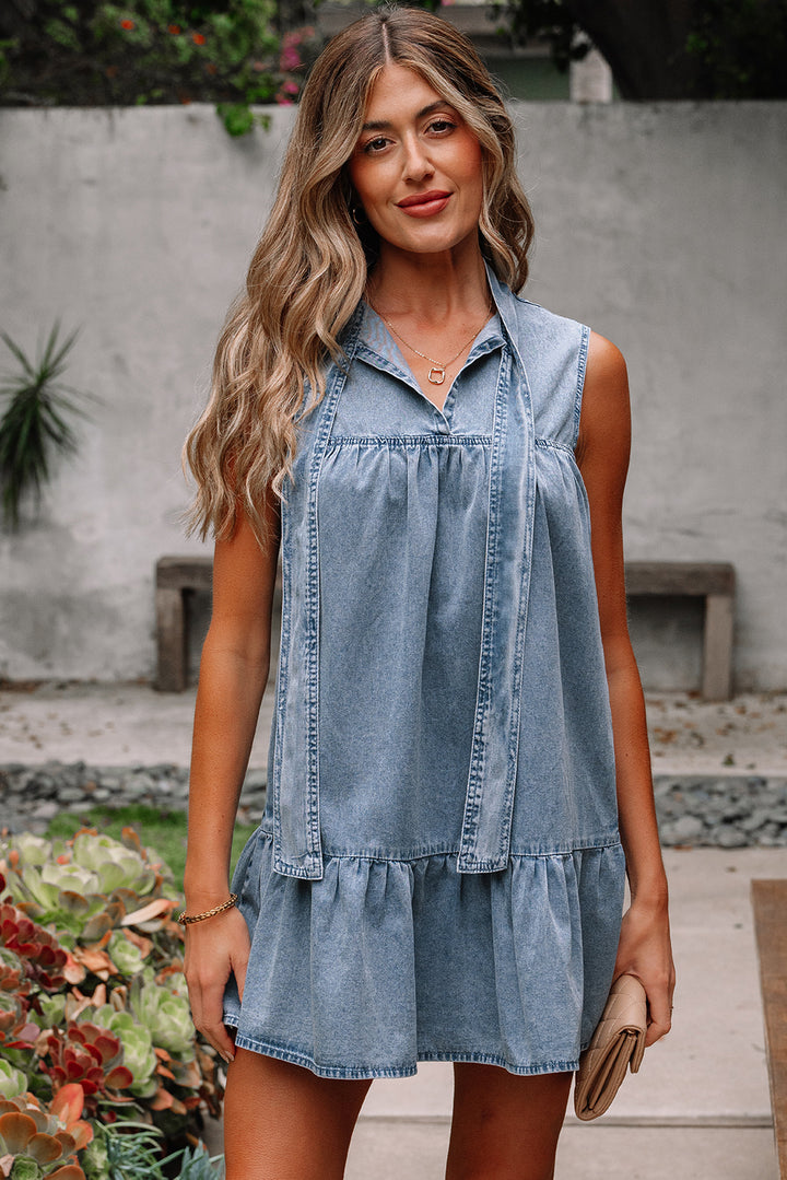 Ärmelloses Chambray-Kleid mit Rüschen und Schleife am Hals