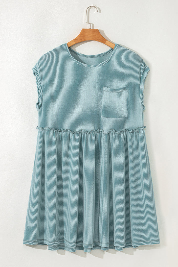 Strukturiertes Swing-Minikleid aus Kordelstrick mit aufgesetzten Taschen, Rüschen und Taschen