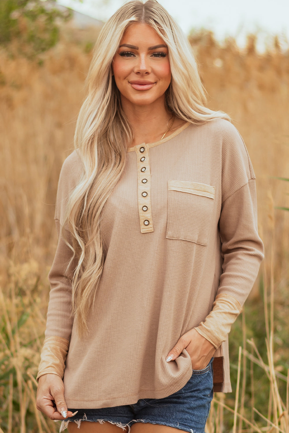 Khakifarbenes Henley-Top aus Baumwolle mit Waffelstruktur und Farbblockdesign