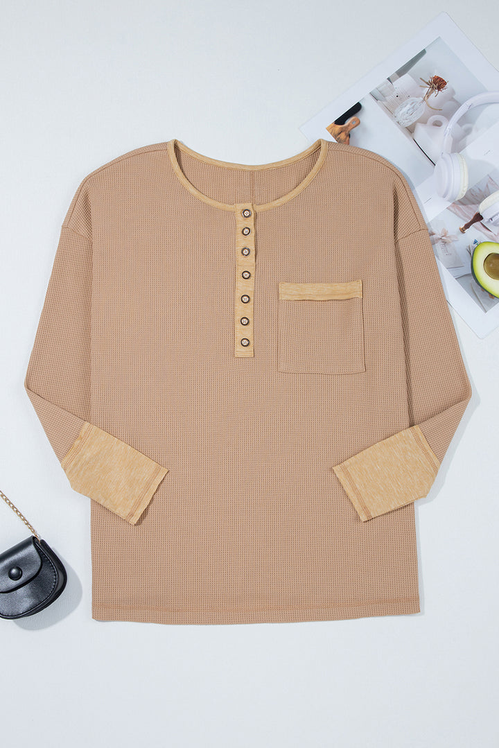 Khakifarbenes Henley-Top aus Baumwolle mit Waffelstruktur und Farbblockdesign