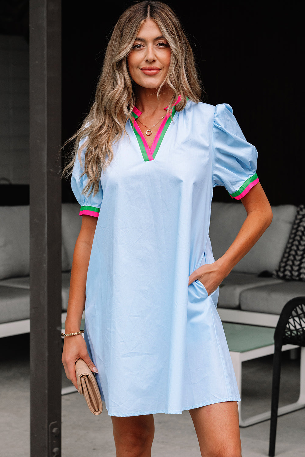 Mini-robe à rayures contrastées, col en V cranté et manches bouffantes