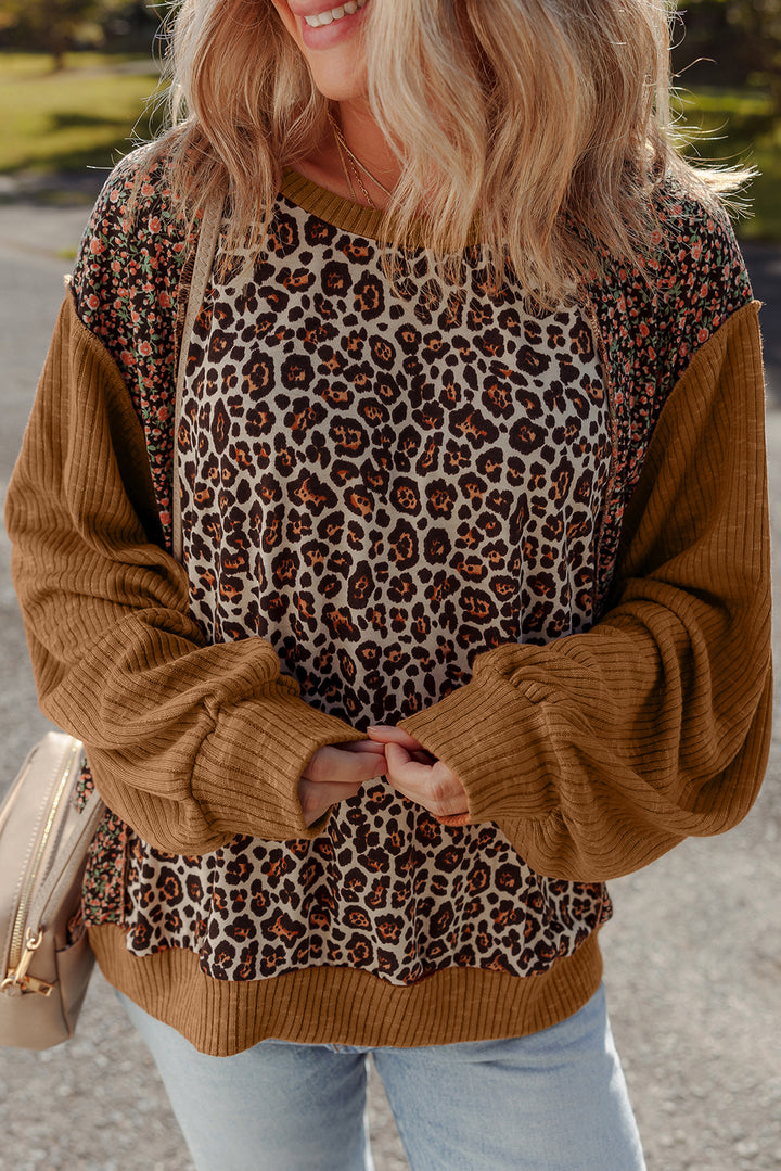Brauner, lockerer Pullover mit geripptem Patchwork und Puffärmeln im Leoparden-Blumenmuster