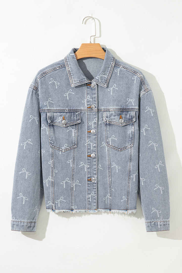 Jeansjacke mit Schleifenknoten-Print und heller Waschung und ungesäumtem Saum