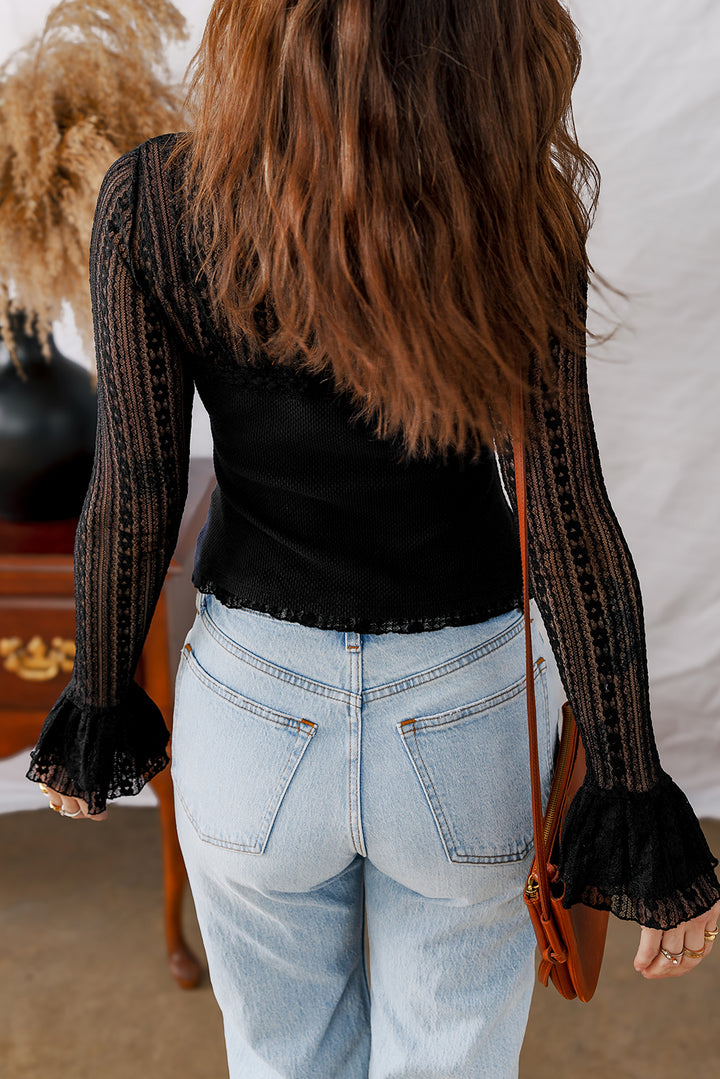 Schwarzes, schmal geschnittenes Oberteil mit Patchwork-Spitze und Volantärmeln