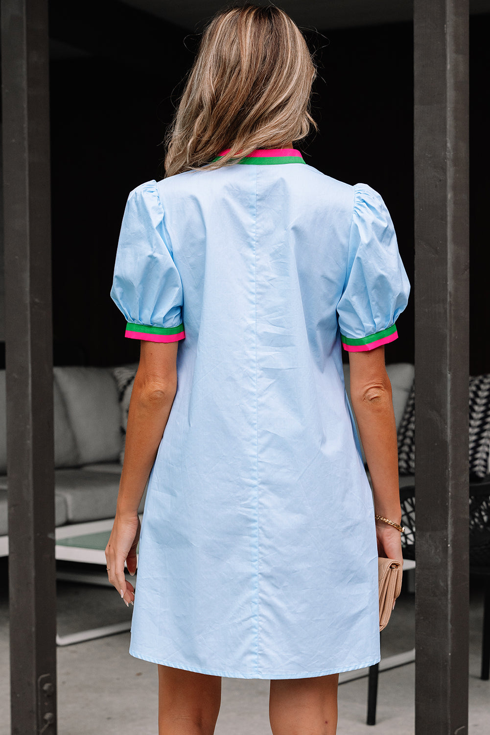 Mini-robe à rayures contrastées, col en V cranté et manches bouffantes