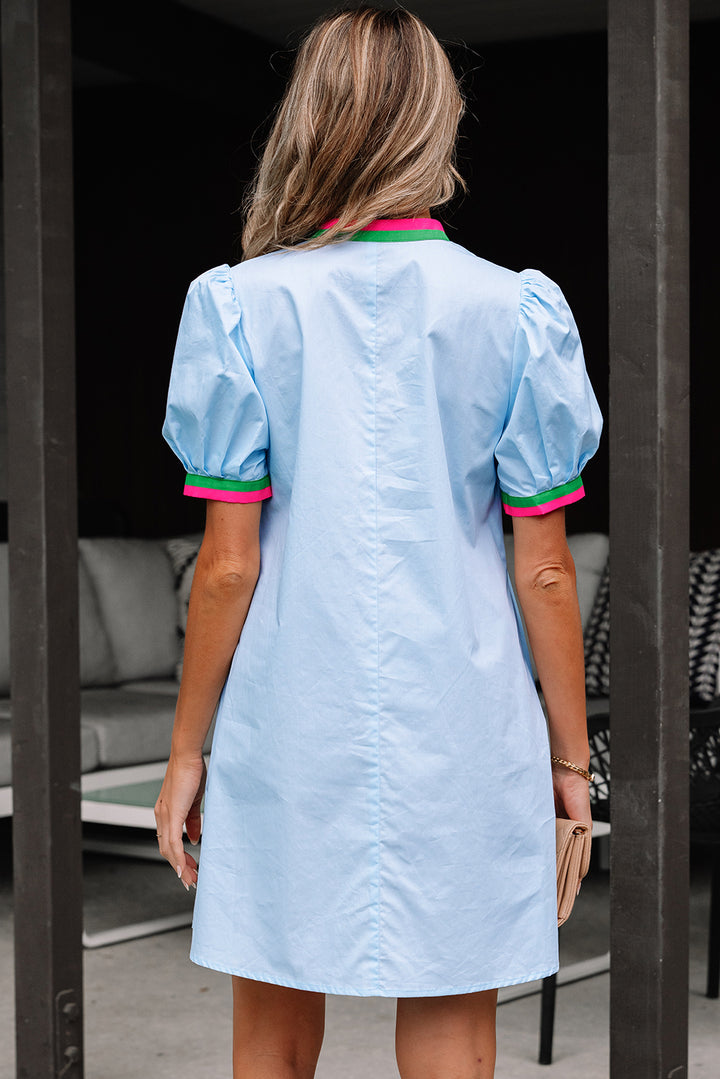 Minikleid mit kontrastierenden Streifen, V-Ausschnitt, Puffärmeln und Einkerbung