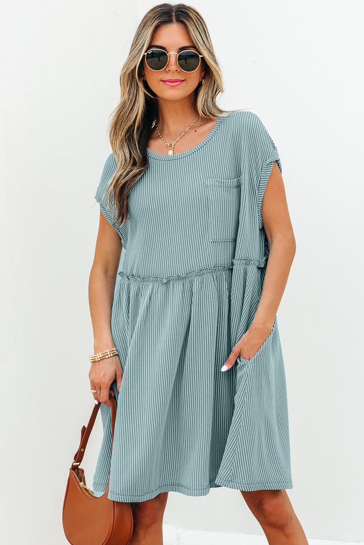 Strukturiertes Swing-Minikleid aus Kordelstrick mit aufgesetzten Taschen, Rüschen und Taschen