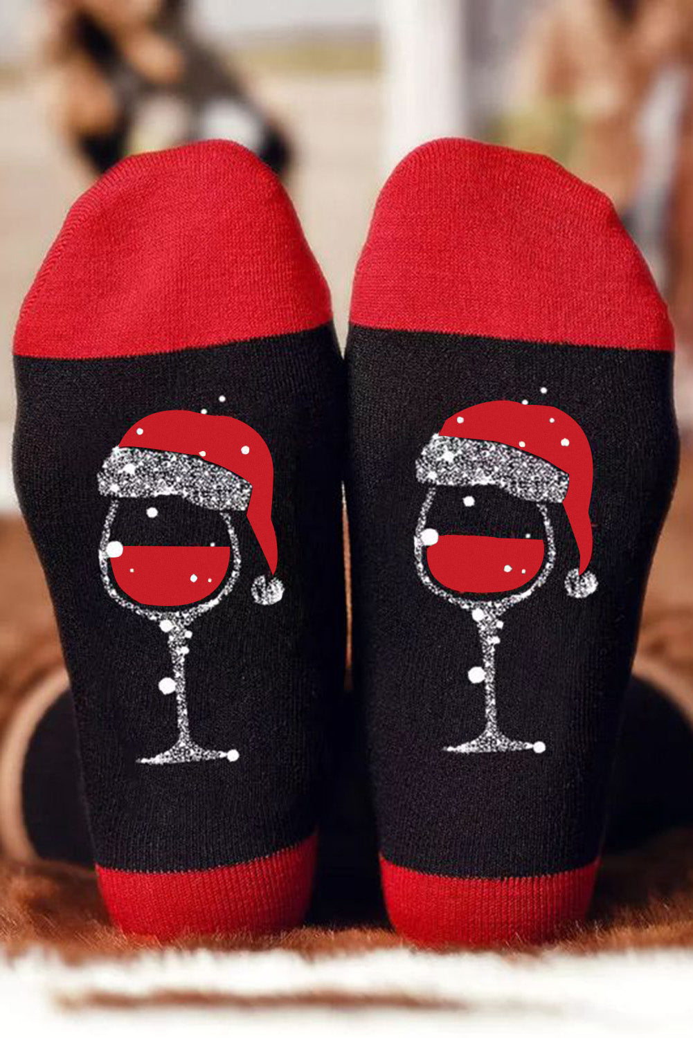 Chaussettes graphiques de Noël avec chapeau de Père Noël et champagne