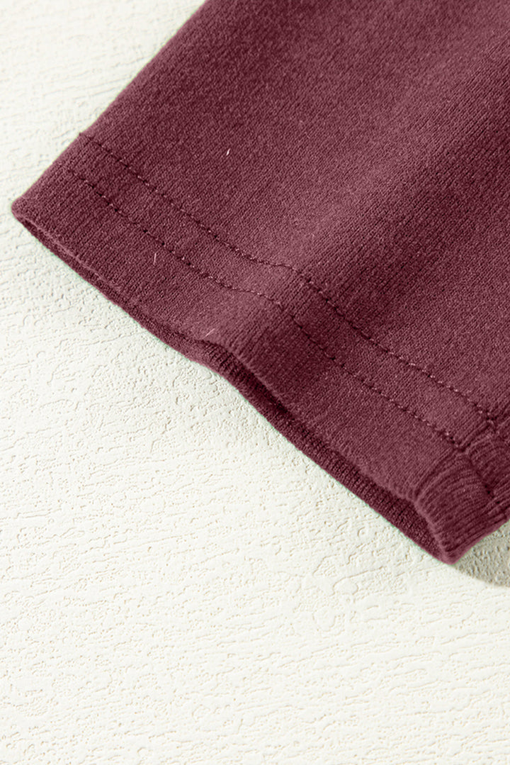 Rotes Langarm-Top mit Rundhalsausschnitt und sichtbaren Nähten