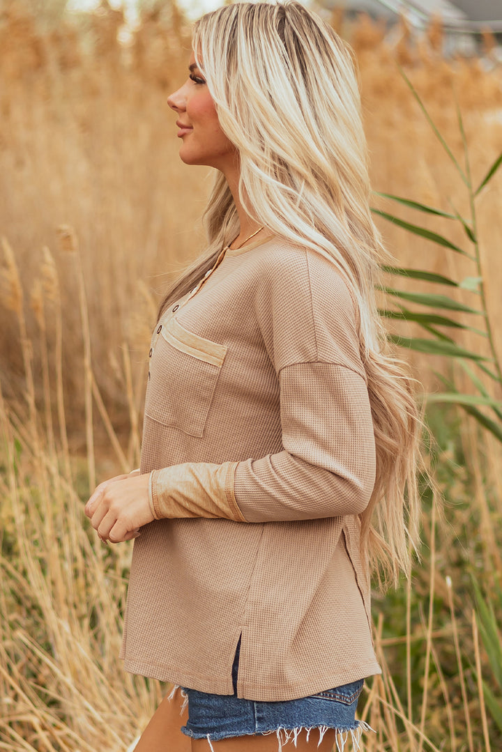 Khakifarbenes Henley-Top aus Baumwolle mit Waffelstruktur und Farbblockdesign