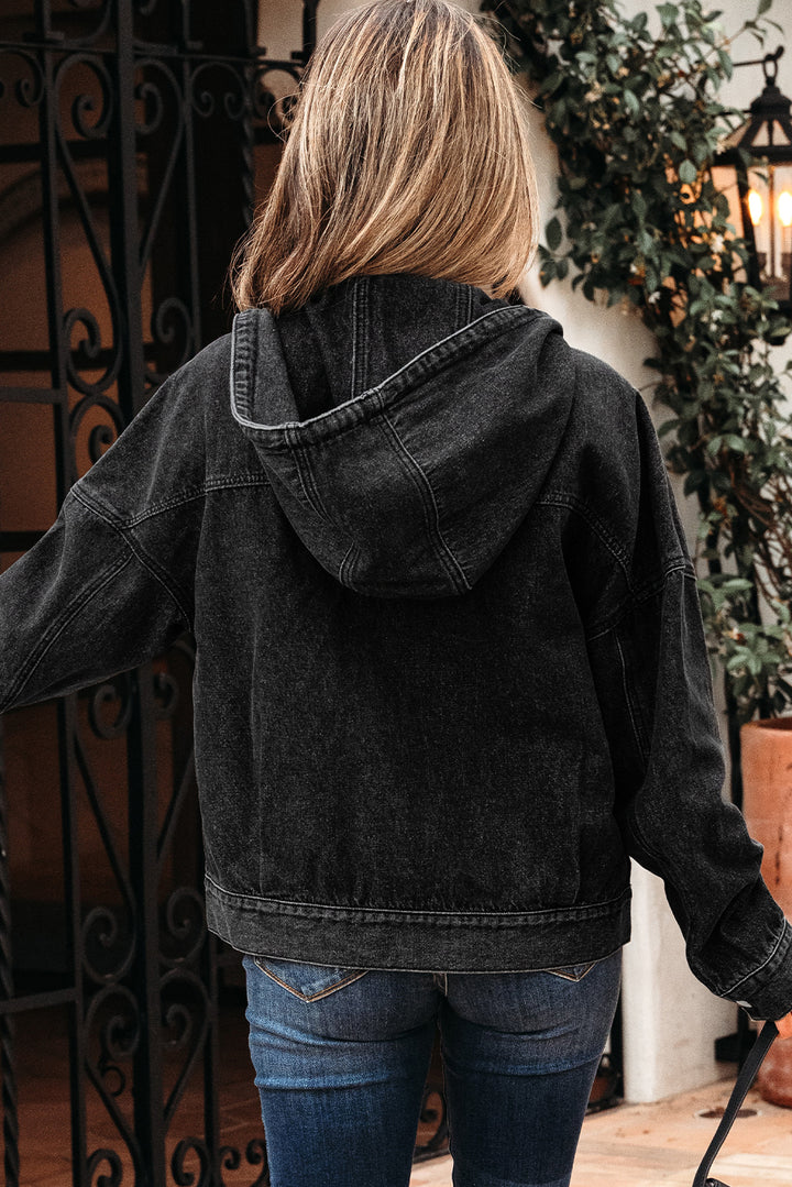Jeansjacke mit großer Brusttasche, überschnittener Schulter und Kapuze