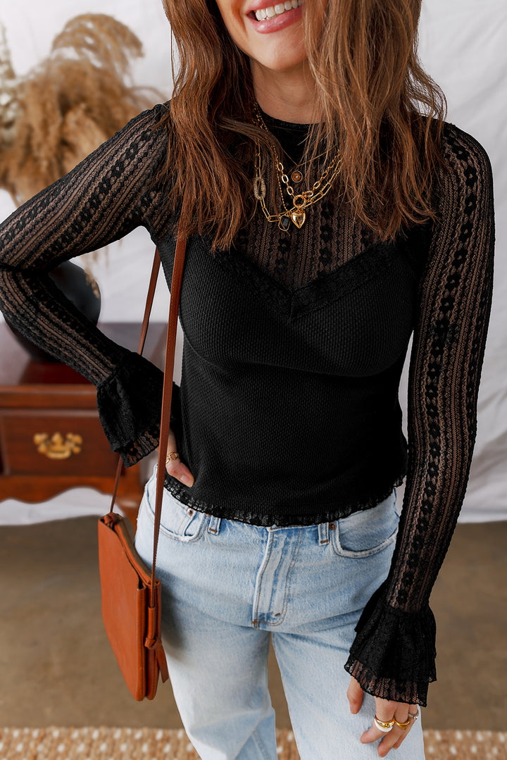 Schwarzes, schmal geschnittenes Oberteil mit Patchwork-Spitze und Volantärmeln
