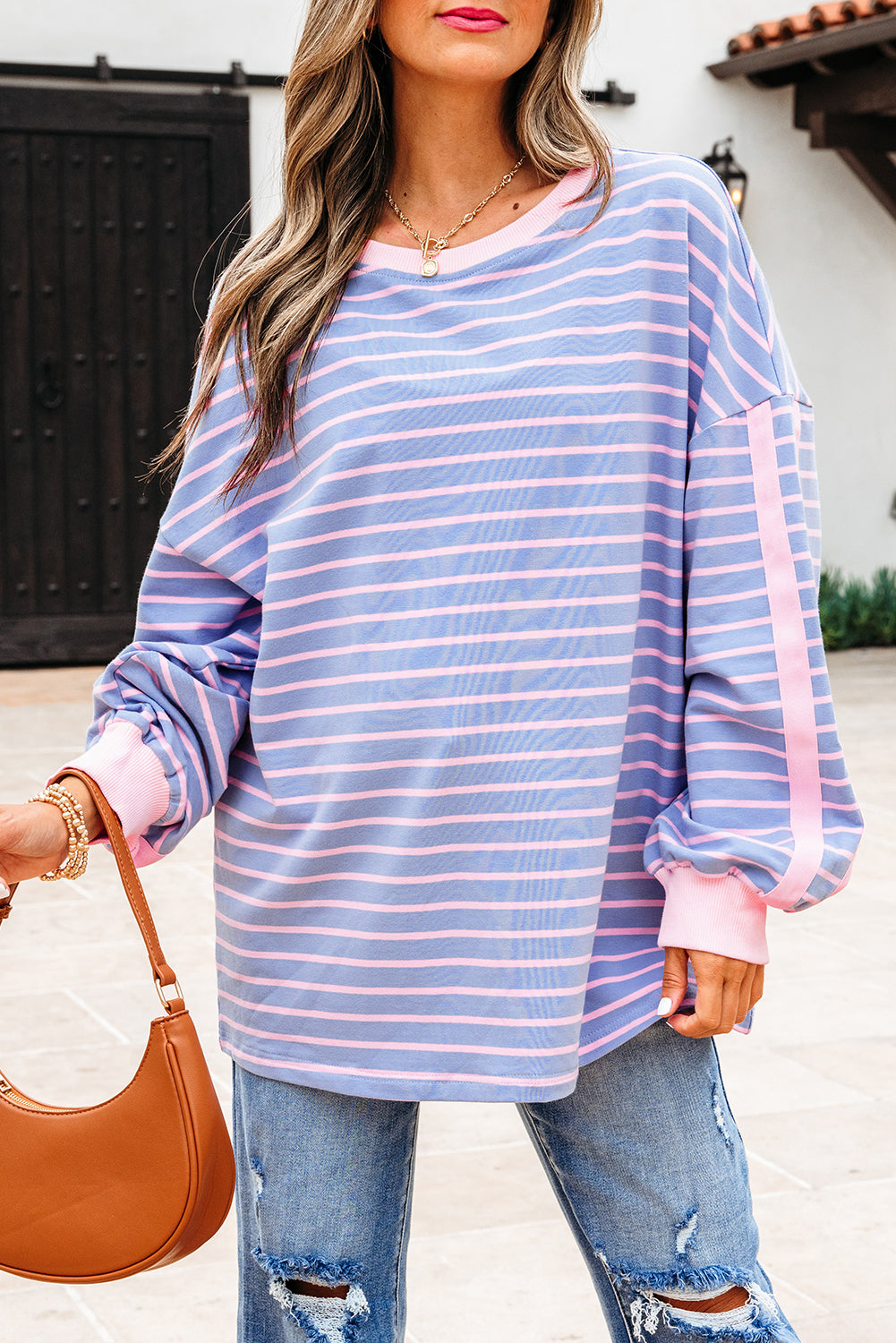 Himmelblau gestreiftes Oversize-Freizeitoberteil aus Baumwolle mit Kontrastbesatz