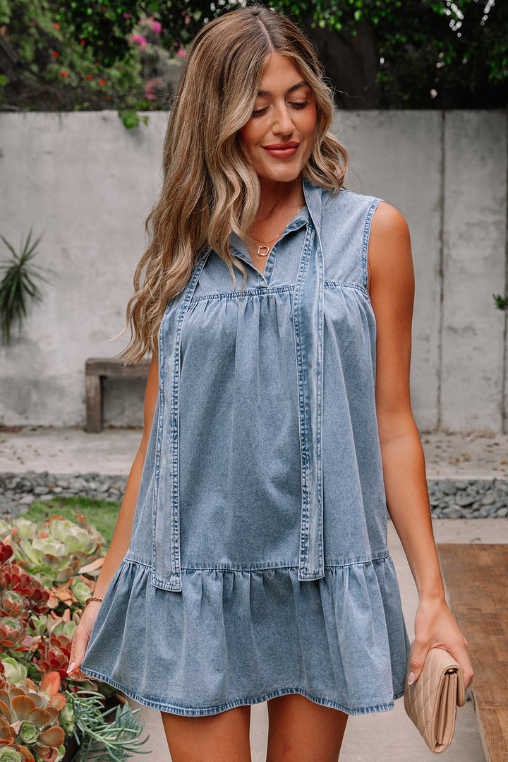 Ärmelloses Chambray-Kleid mit Rüschen und Schleife am Hals