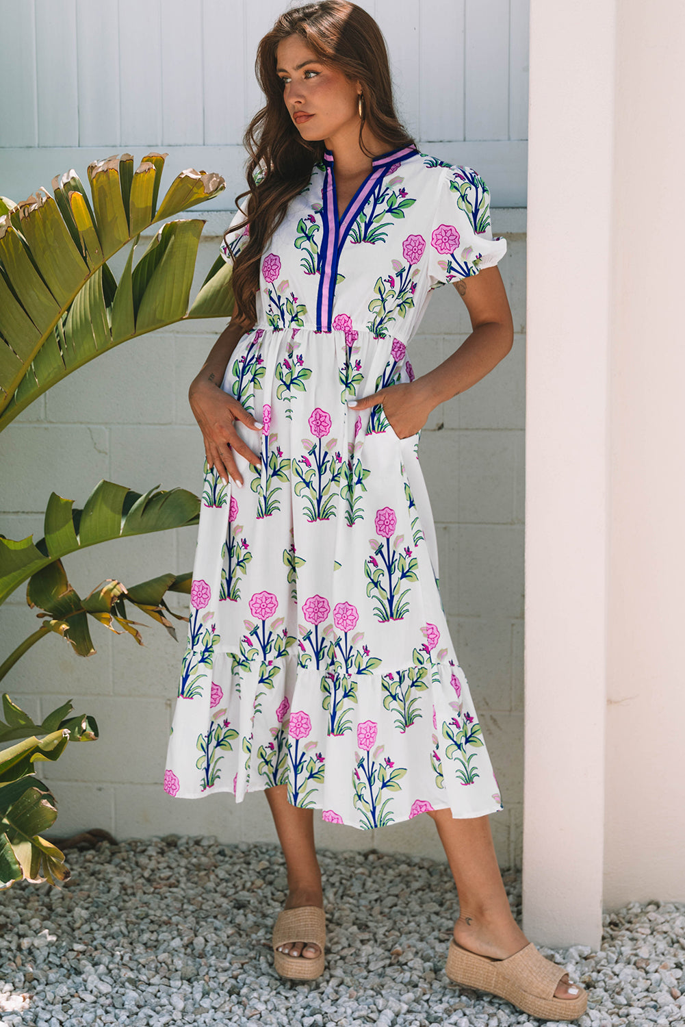 Robe longue blanche chic à fleurs bouffantes, manches courtes et col en V