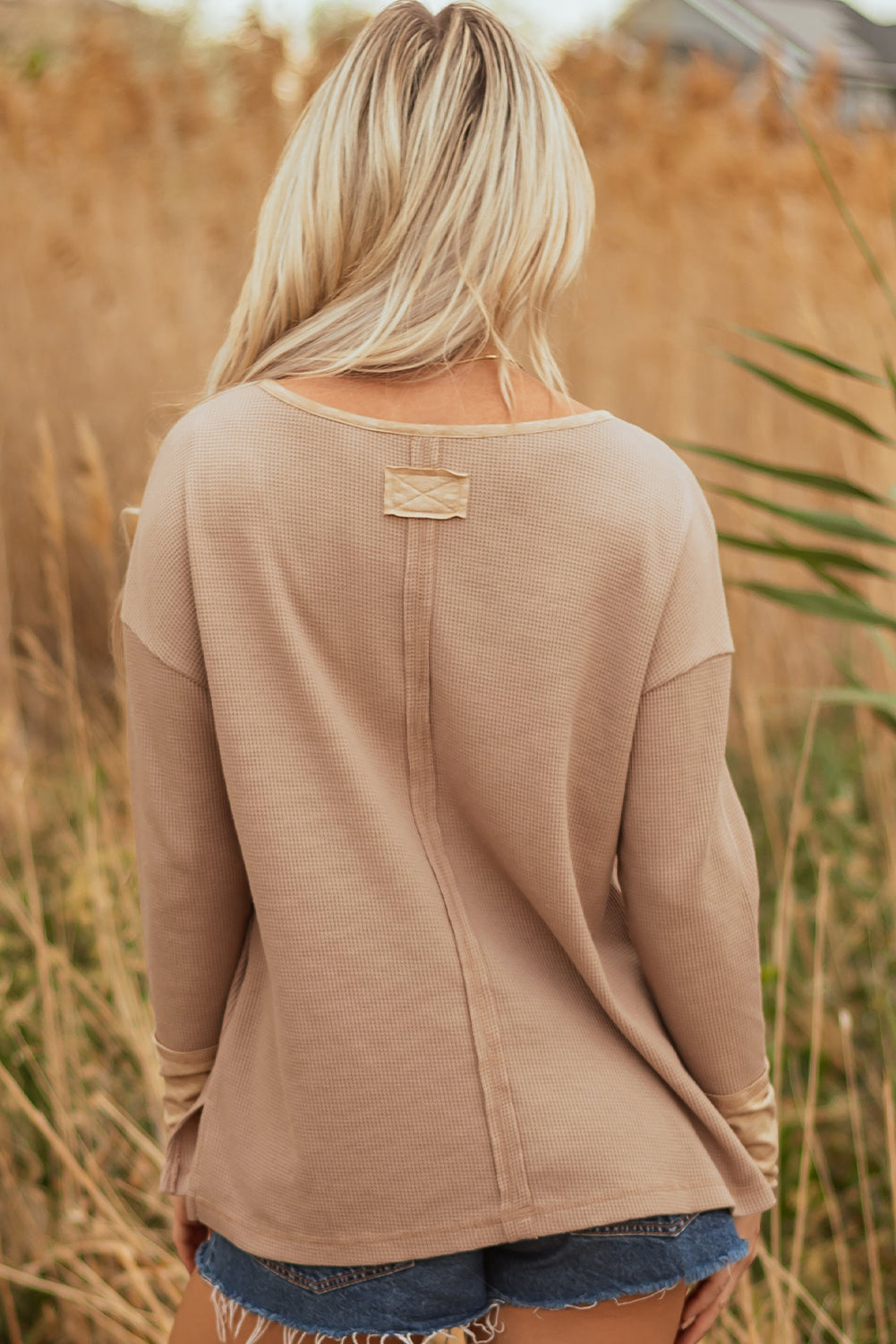 Khakifarbenes Henley-Top aus Baumwolle mit Waffelstruktur und Farbblockdesign
