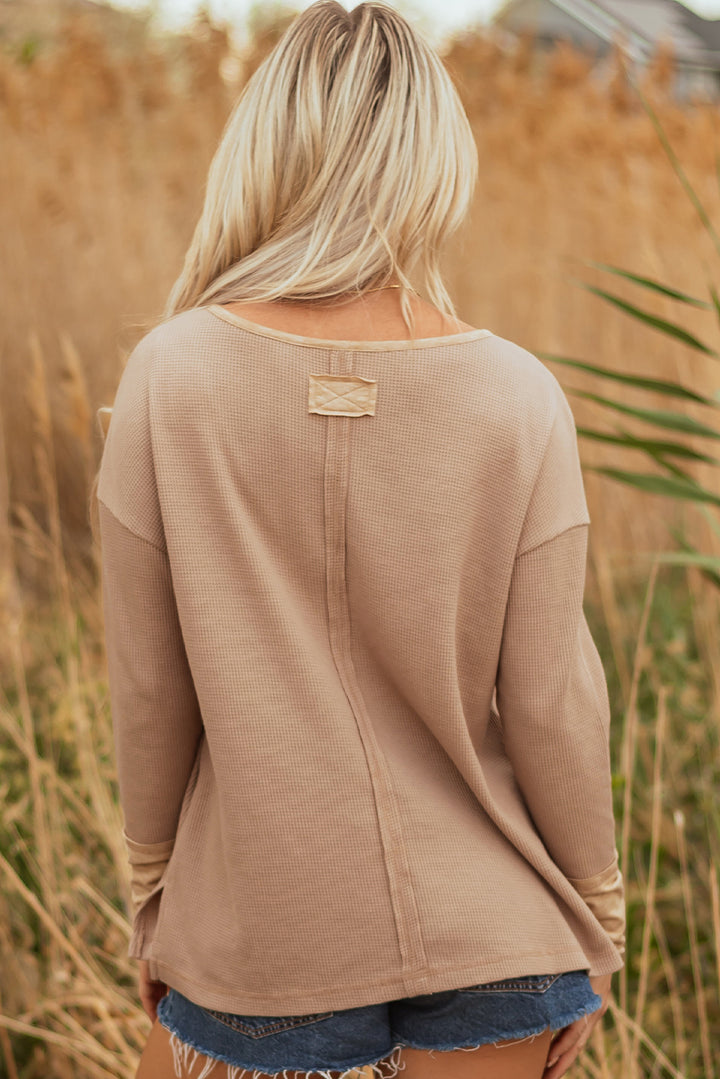Khakifarbenes Henley-Top aus Baumwolle mit Waffelstruktur und Farbblockdesign