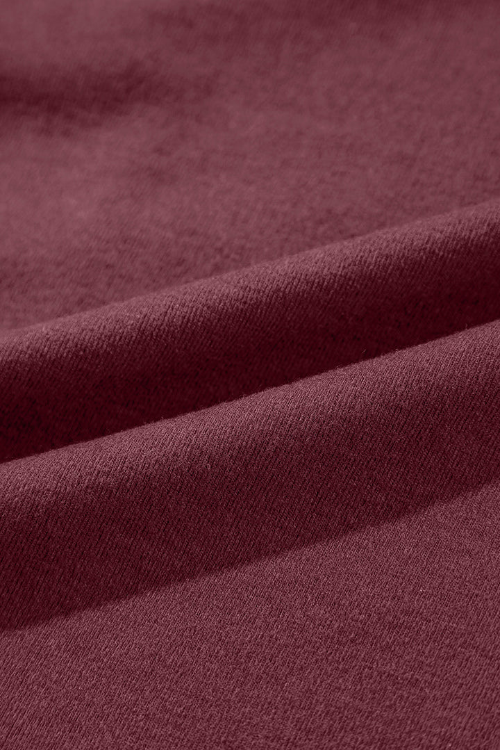 Rotes Langarm-Top mit Rundhalsausschnitt und sichtbaren Nähten