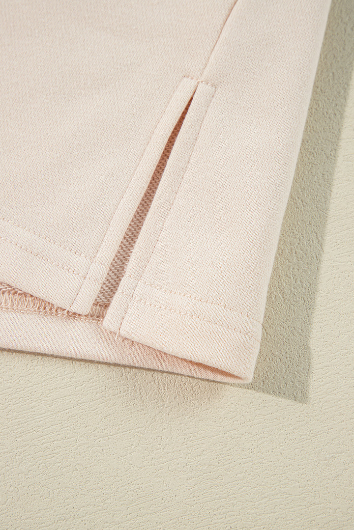 Oberteil mit Blumen-Patch-Grafik, sichtbaren Nähten und weiten Ärmeln