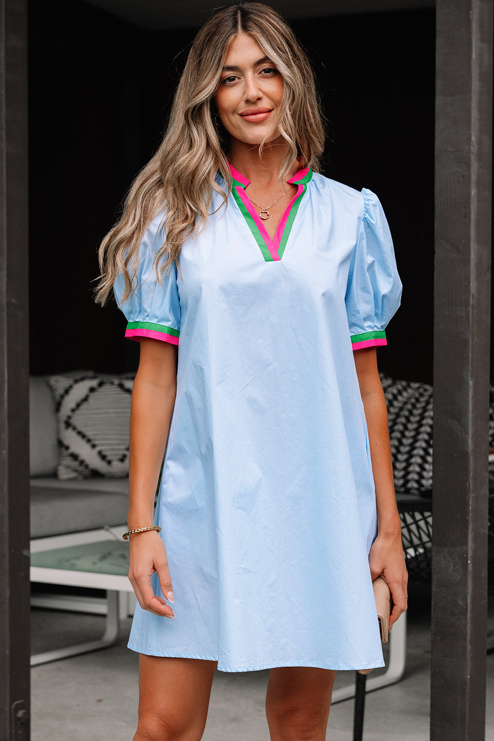 Mini-robe à rayures contrastées, col en V cranté et manches bouffantes