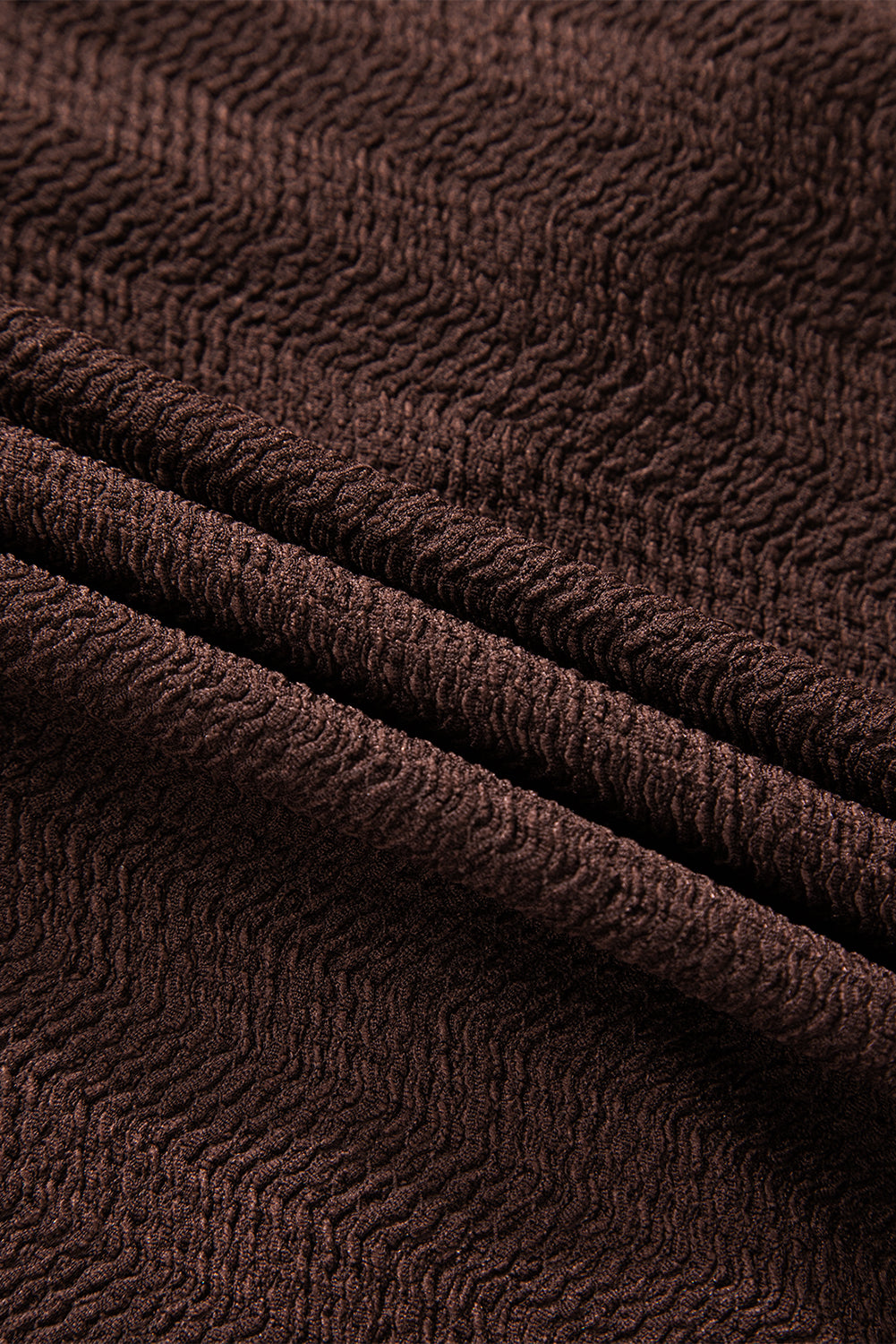 Kaffeebraunes, strukturiertes, gedrehtes Oberteil mit V-Ausschnitt und langen Ärmeln in Volltonfarbe