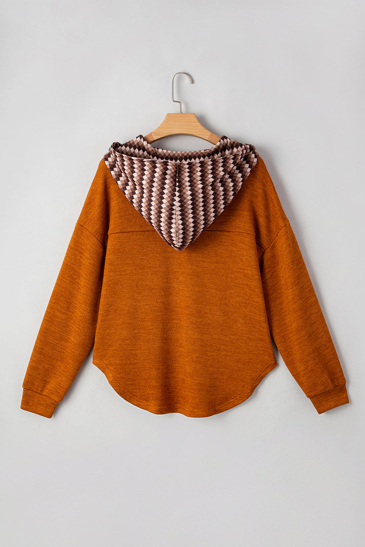 Strohgelbes Henley-Top mit Kontrast-Karomuster und Kapuze, Patchwork-Brusttasche