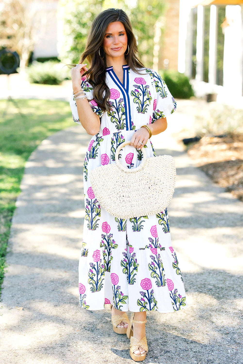 Robe longue blanche chic à fleurs bouffantes, manches courtes et col en V