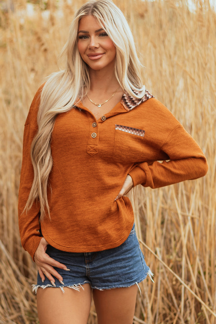 Strohgelbes Henley-Top mit Kontrast-Karomuster und Kapuze, Patchwork-Brusttasche