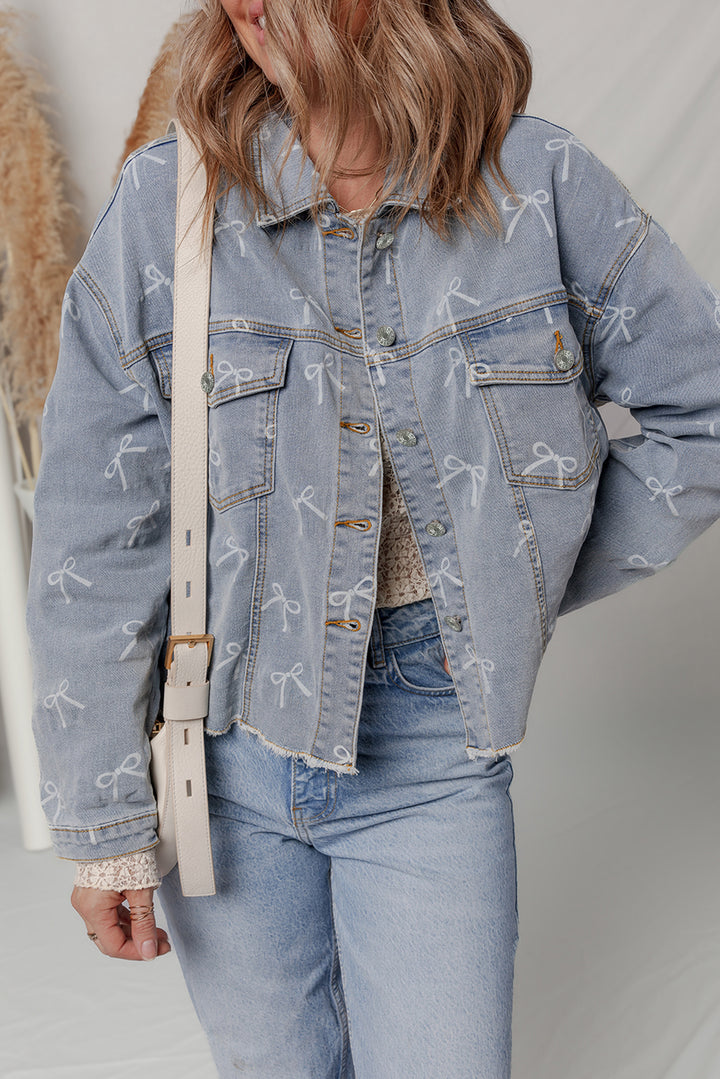 Jeansjacke mit Schleifenknoten-Print und heller Waschung und ungesäumtem Saum