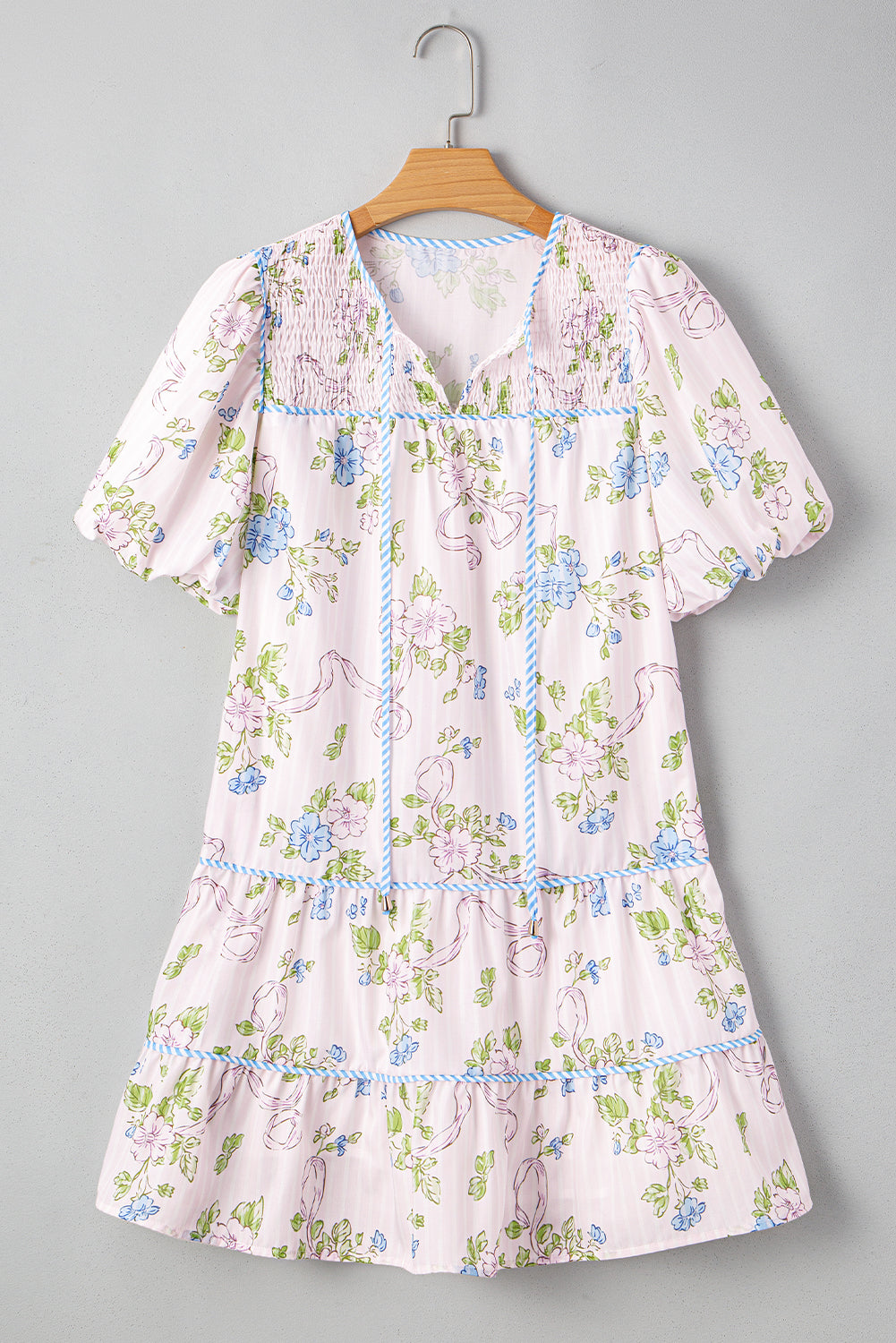 Minikleid mit Blumenmuster, Kontrastbesatz, Krawatte und Schlitz am Ausschnitt