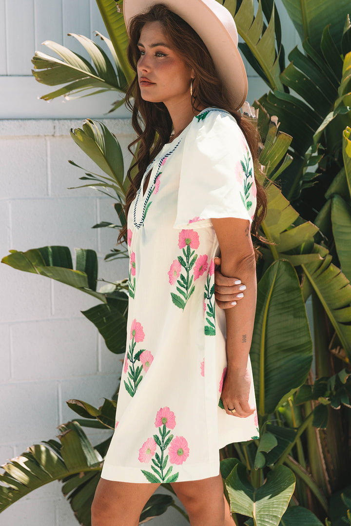 Lockeres Minikleid mit Blumenmuster und kurzen Ärmeln sowie Schlitz am Ausschnitt