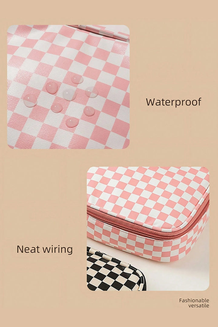 Petite trousse de maquillage à carreaux